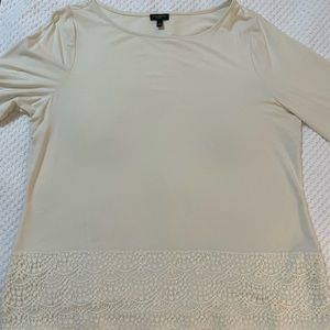 Eggshell pullover shirt with lace hem